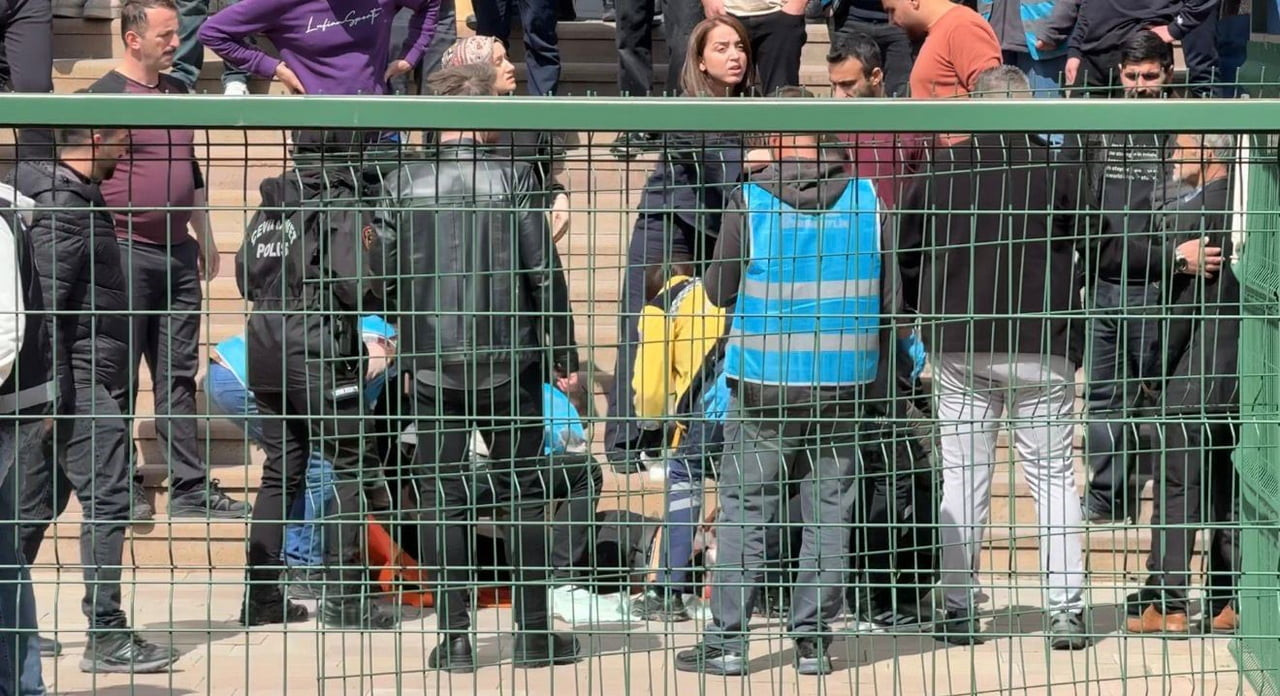 DİYARBAKIR HUKUK MAHKEMELERİ EK BİNASI’NDA BOŞANMA NEDENİYLE İKİ AİLE ARASINDA ÇIKAN BIÇAKLI...