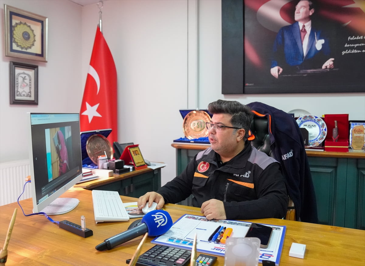 Diyarbakır İl Afet ve Acil Durum Müdürü (AFAD) İlami Çakmak ile İl Müdür Yardımcısı Erhan Kılıç ve...