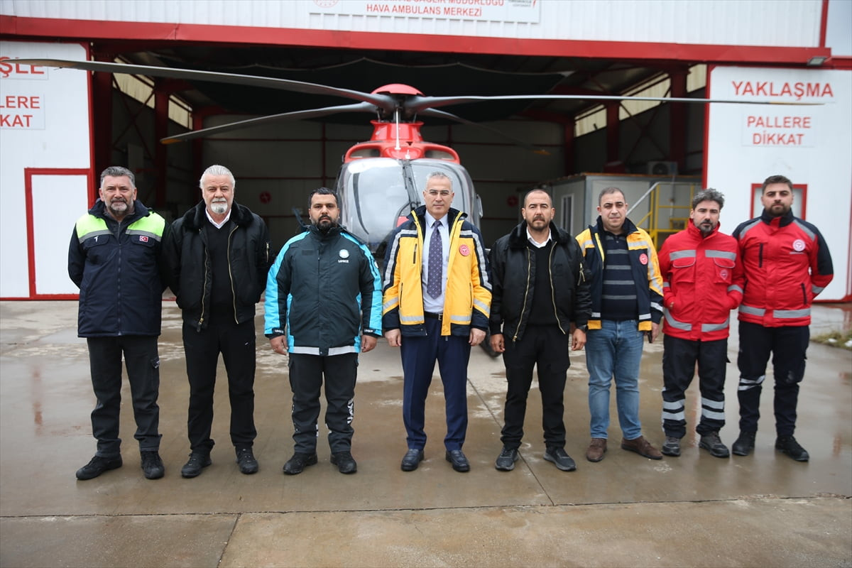 Diyarbakır İl Hava Ambulans Merkezinde konuşlandırılan hava ambulansı helikopteri, kar ve tipi...