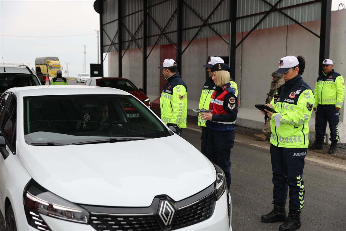 Diyarbakır İl Jandarma Komutanlığı Trafik Şube Müdürlüğü ekipleri, olası kazaların önüne geçmek...