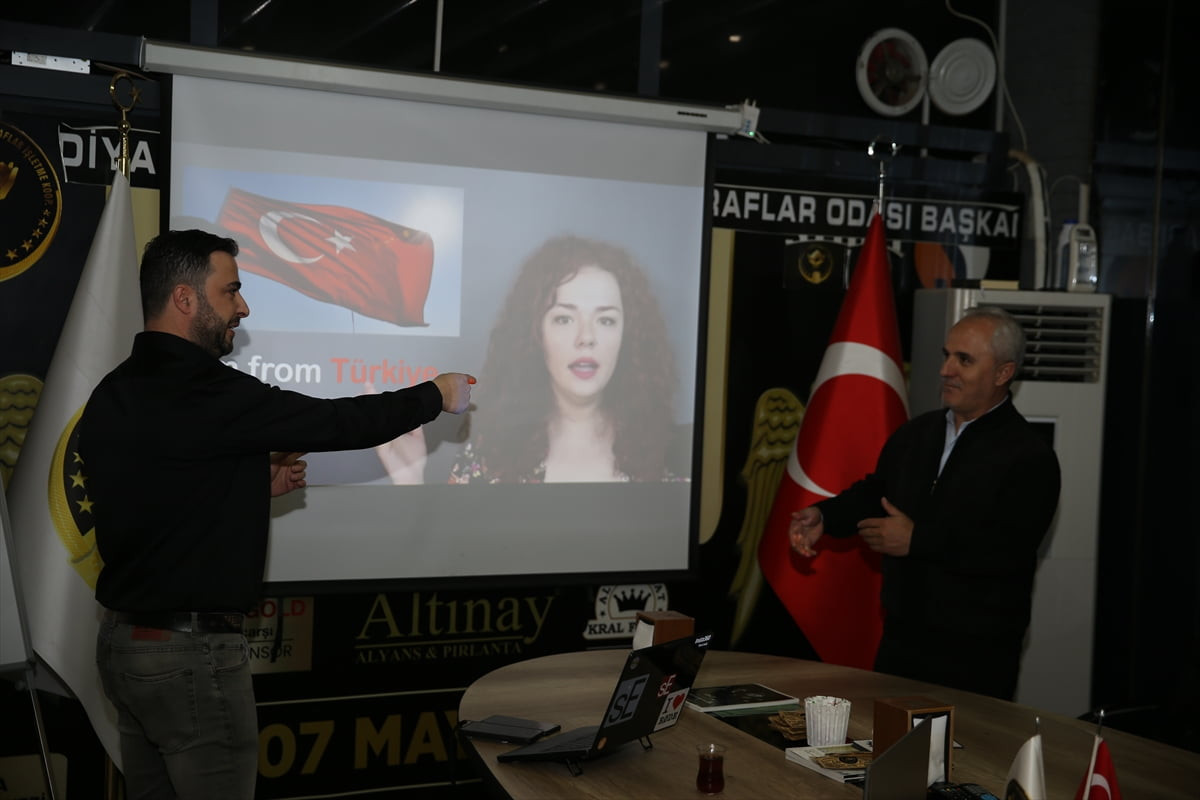 Diyarbakır Kuyumcular ve Sarraflar Odası Başkanlığı, yabancı turistlerle iletişim kurmakta...