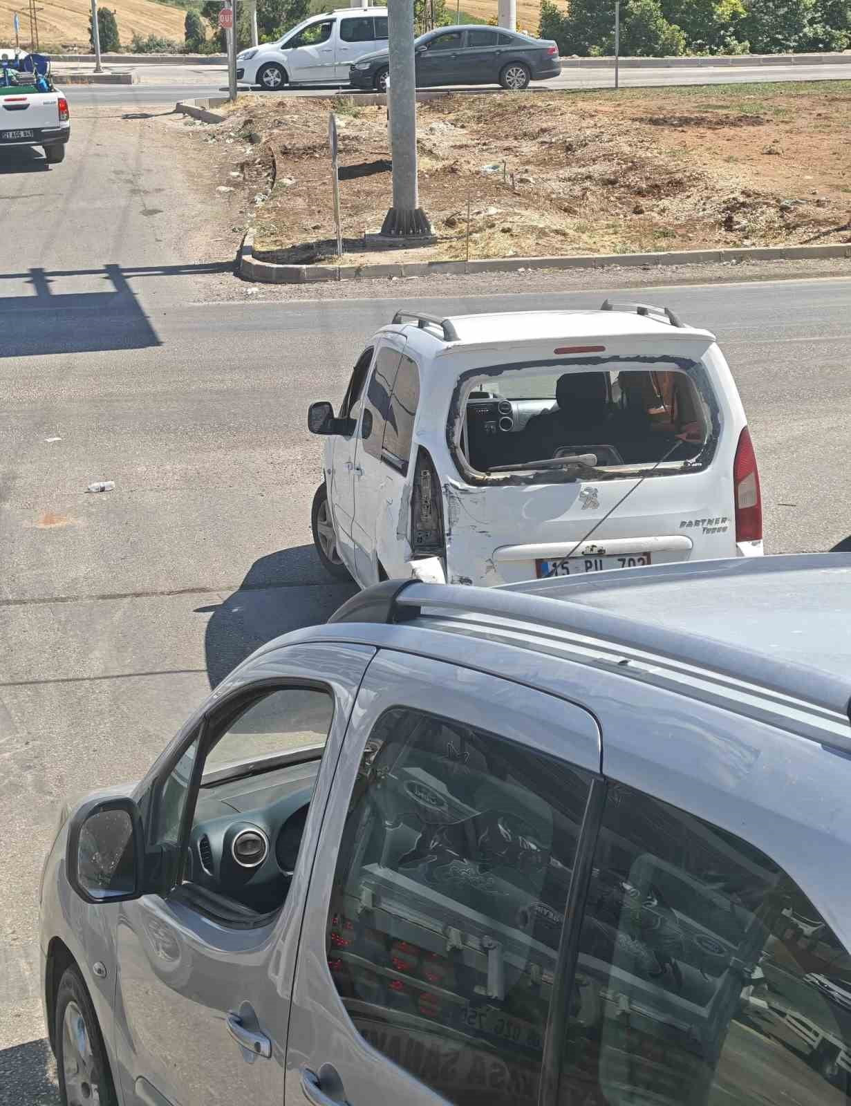 DİYARBAKIR-MARDİN KARAYOLUNDA MEYDANA GELEN ZİNCİRLEME TRAFİK KAZASINDA 2 KİŞİ YARALANDI.