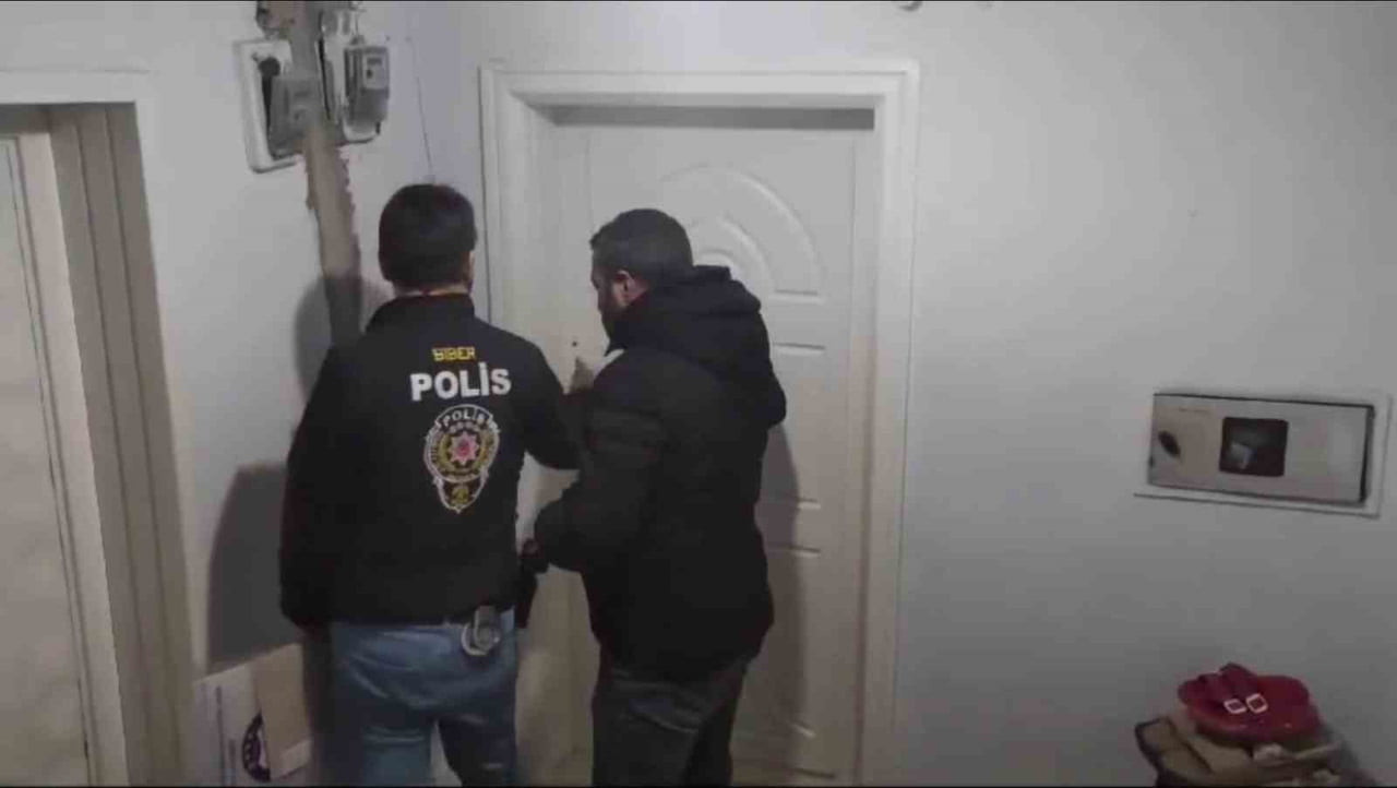 DİYARBAKIR MERKEZLİ 8 İLDE DÜZENLENEN DOLANDIRICILIK OPERASYONUNDA 15 KİŞİ YAKALANDI.