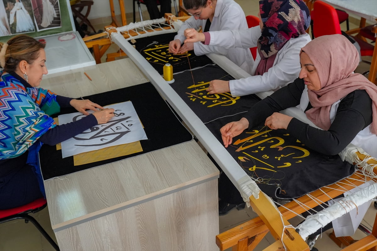 Diyarbakır Olgunlaşma Enstitüsü'nde "Nakş-ı Esma Projesi" kapsamında çalışılan Esma-ül Hüsna, usta...
