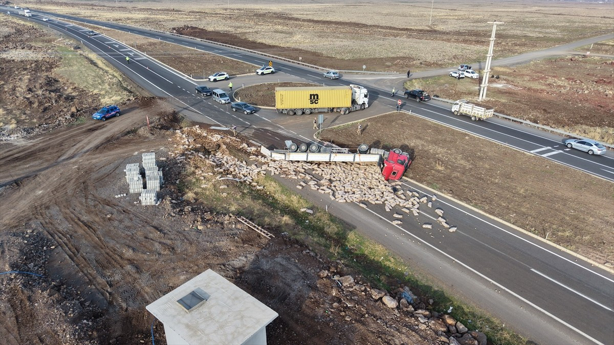 Diyarbakır-Şanlıurfa kara yolunda ulaşım, devrilen tır nedeniyle kontrollü sağlanıyor.