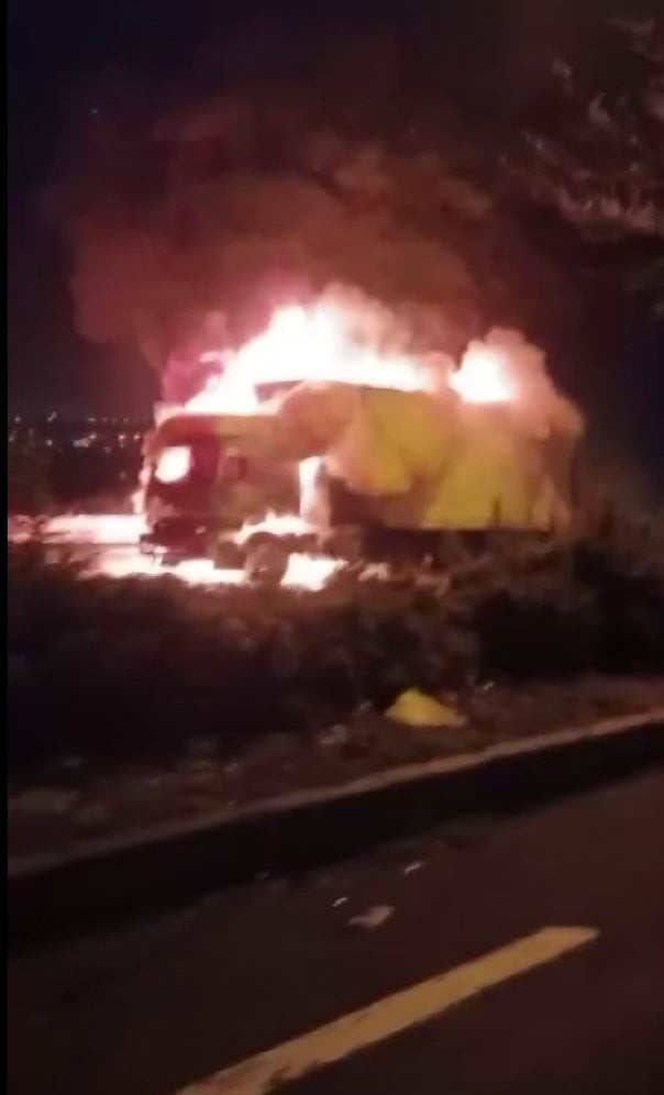 DİYARBAKIR-SİLVAN KARAYOLUNDA SEYİR HALİNDEKİ TIRDA ÇIKAN YANGIN, İTFAİYE EKİPLERİNCE...