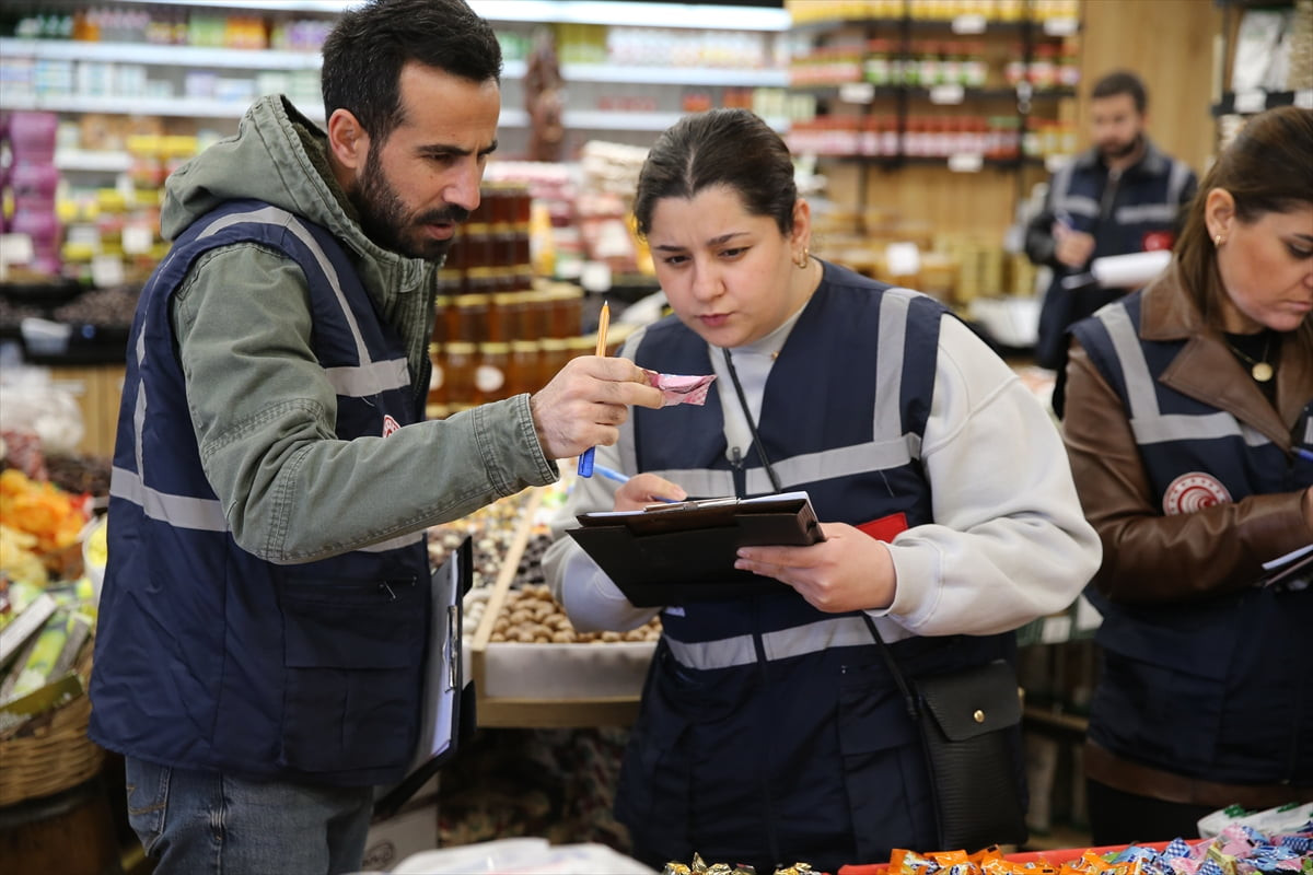 Diyarbakır Ticaret İl Müdürlüğü ekipleri, tüketici haklarını korumak amacıyla kentteki...