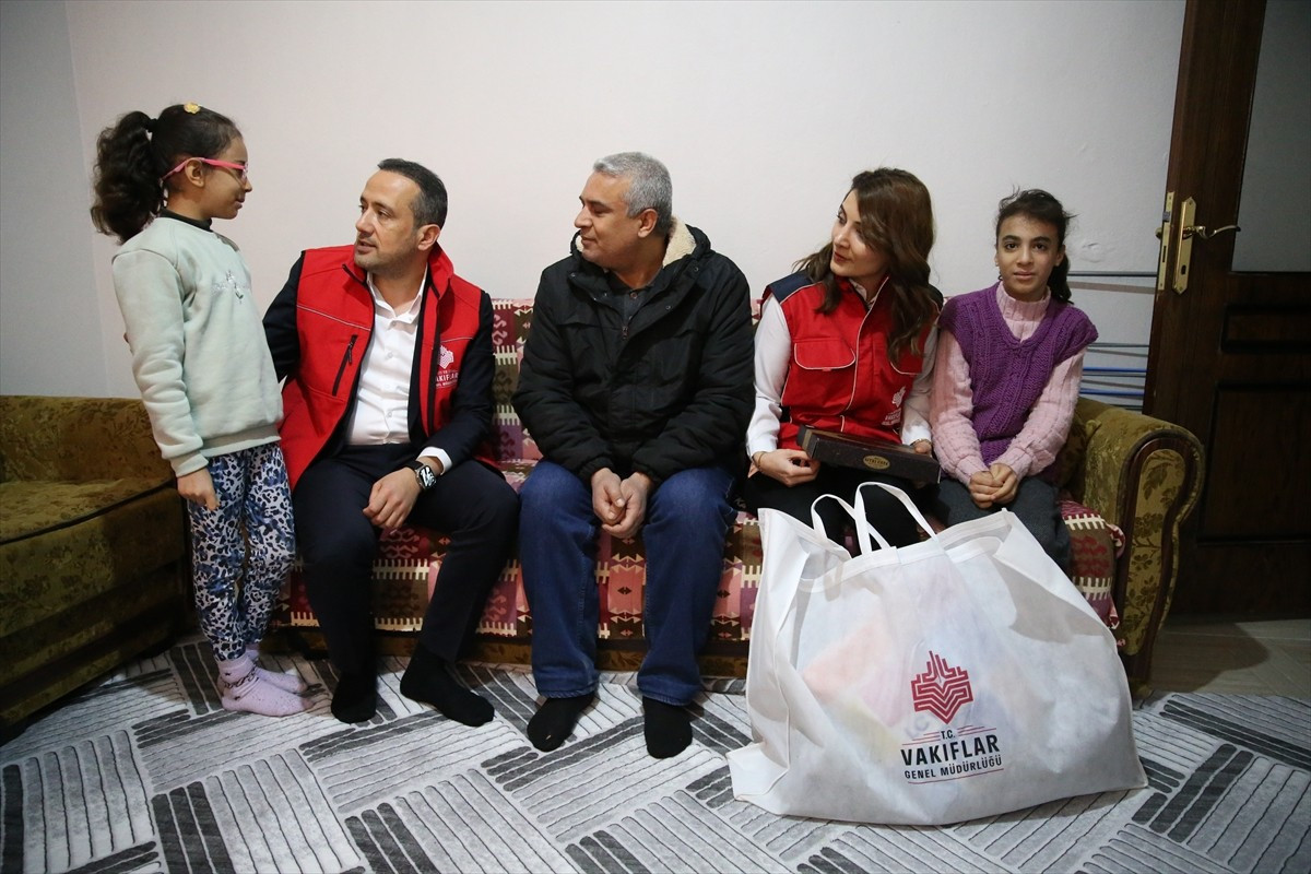 Diyarbakır Vakıflar Bölge Müdürü Hakan Demir (sol 2), 3 Aralık Dünya Engelliler Günü dolayısıyla...