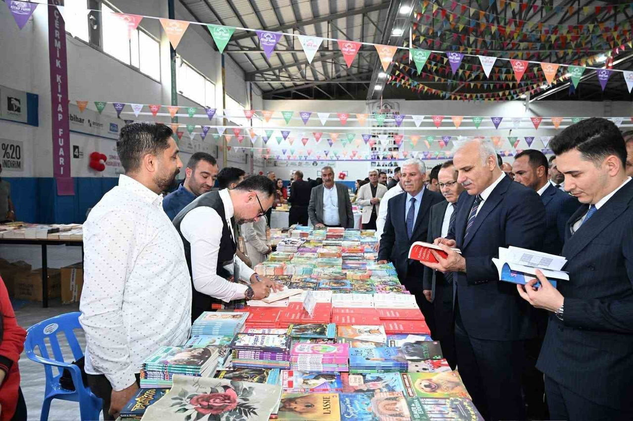 DİYARBAKIR VALİSİ MURAT ZORLUOĞLU, BERABERİNDEKİ HEYETLE ÇERMİK 6. KİTAP FUARI KÜLTÜR VE SANAT ...