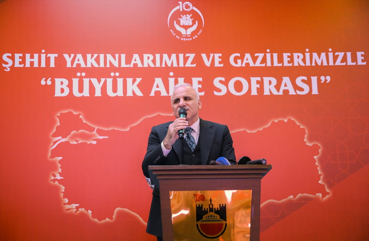 Diyarbakır Valisi Murat Zorluoğlu, Kayapınar ilçesindeki bir otelde düzenlenen iftar programında...