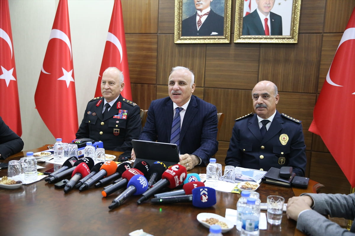 Diyarbakır Valisi Murat Zorluoğlu (ortada), Valilikte düzenlenen "2025 Yılı Genel Değerlendirme...