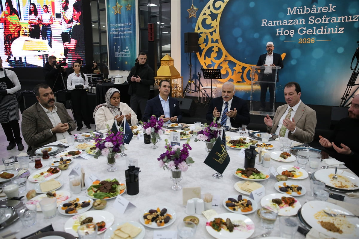 Diyarbakır Valisi Murat Zorluoğlu (sağ 2), Dicle Üniversitesinde (DÜ) okuyan öğrencilerle iftar...