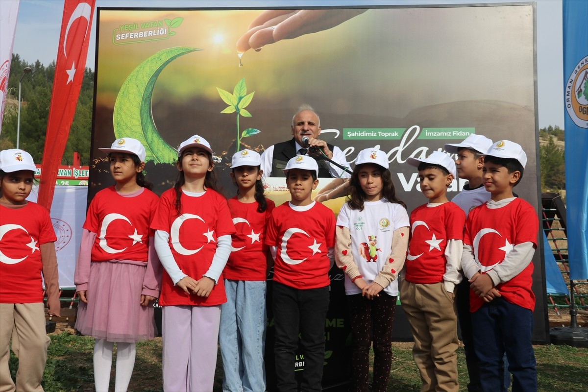 Diyarbakır'da 11 Kasım Milli Ağaçlandırma Günü kapsamında fidan dikildi. Dicle ilçesindeki...