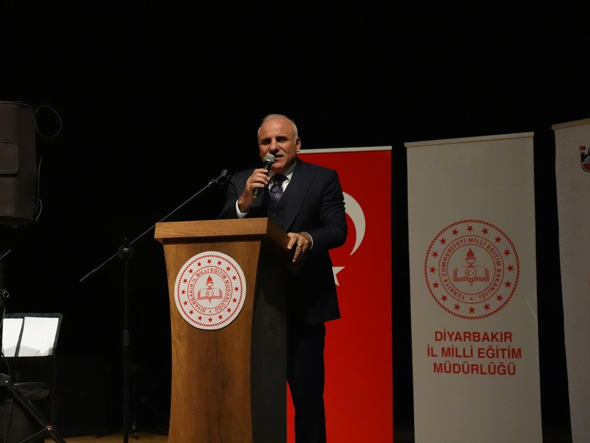 Diyarbakır'da 24 Kasım Öğretmenler Günü dolayısıyla düzenlenen programda, Vali Murat Zorluoğlu...