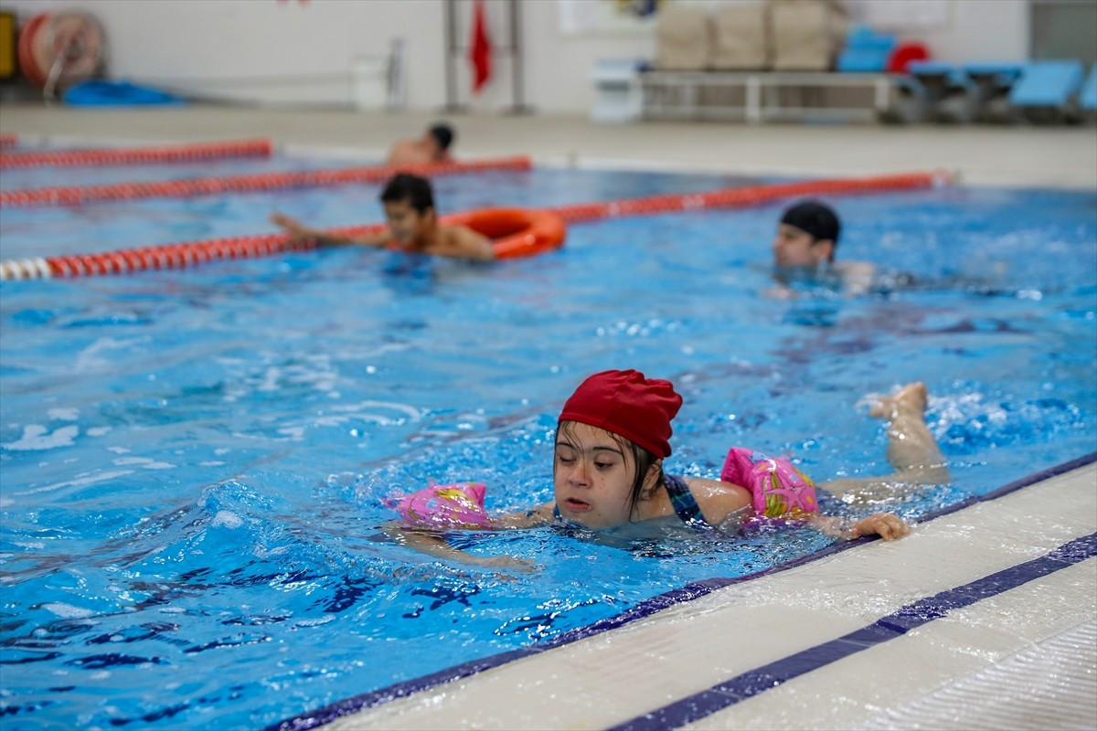 Diyarbakır'da 3 Aralık Dünya Engelliler Günü dolayısıyla yüzme etkinliği gerçekleştirildi. Gençlik...