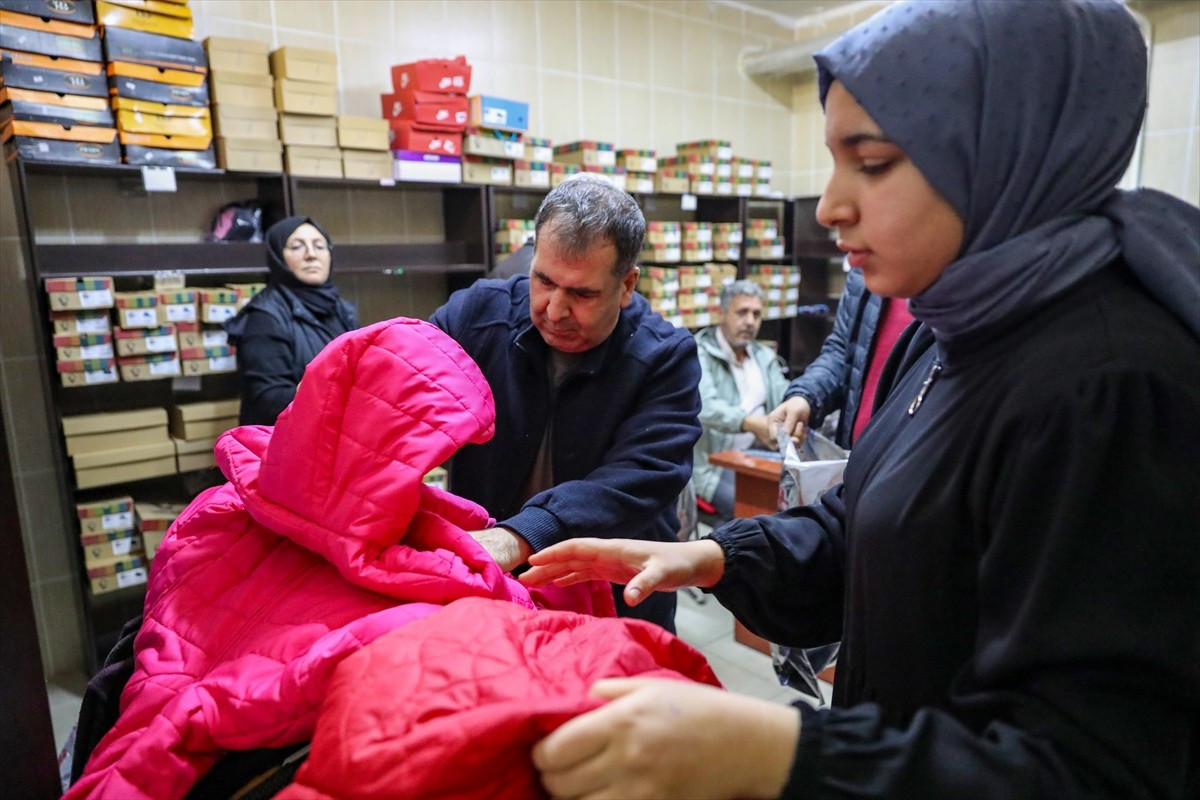 Diyarbakır'da 400'ü aşkın gönüllü öğretmen, hayırseverlerin bağışlarıyla çok sayıda yetim ve öksüz...