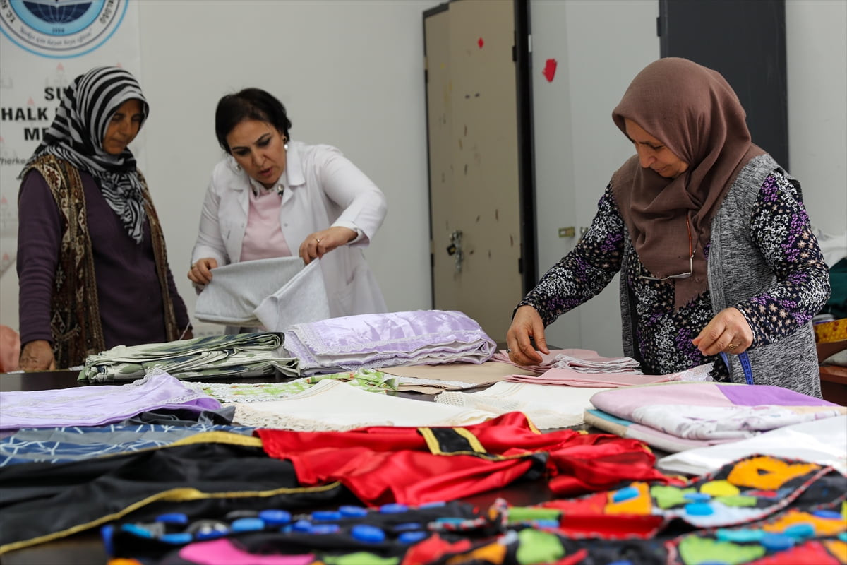 Diyarbakır'da Aile Destek Merkezi'ndeki kursiyer kadınlar, çeyiz sandıklarındaki ürünleri geri...