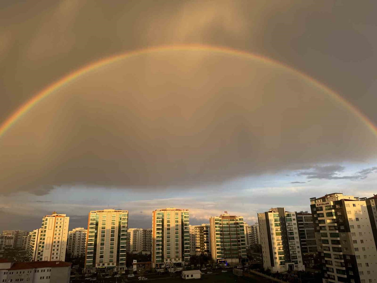 DİYARBAKIR'DA ANİDEN BASTIRAN YAĞMURUN ARDINDAN AÇAN GÜNEŞLE BİRLİKTE OLUŞAN GÖKKUŞAĞI, GÖRENLERİ...