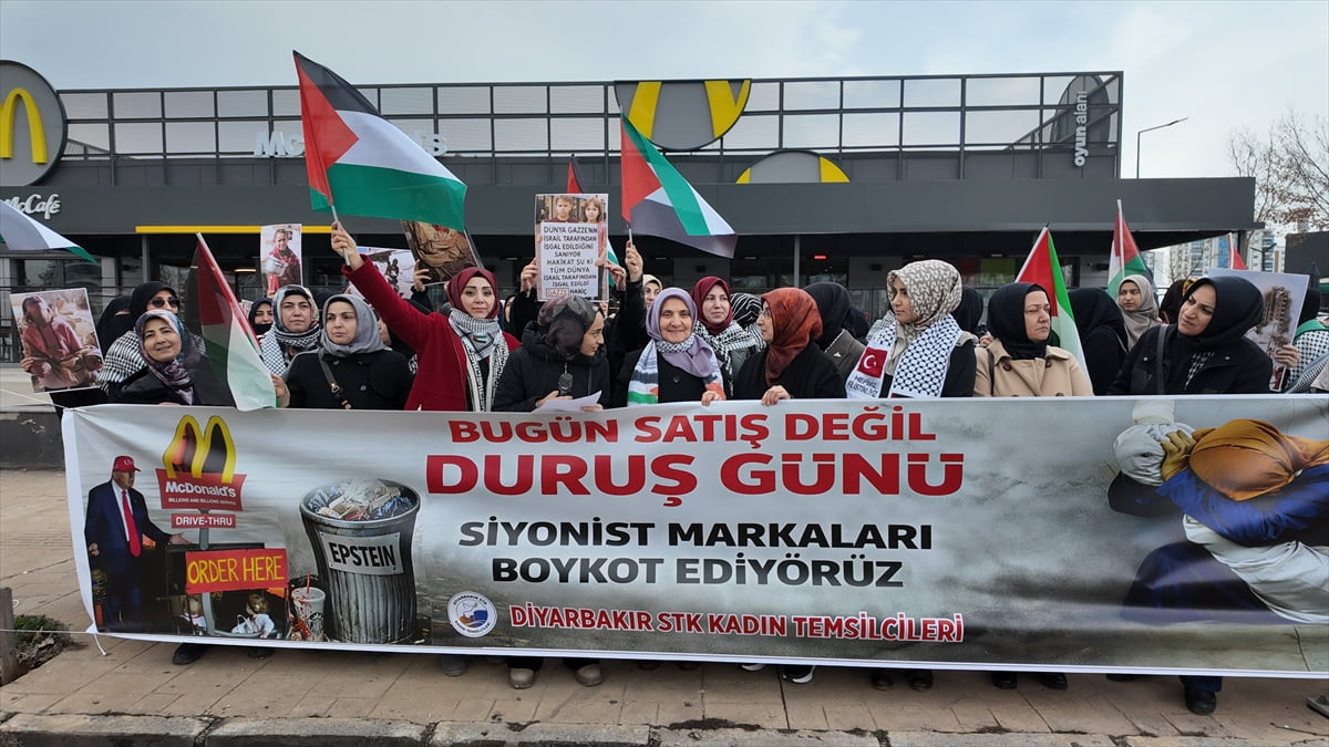 Diyarbakır'da bazı sivil toplum kuruluşlarının kadın temsilcileri, İsrail'in Gazze'ye yönelik...