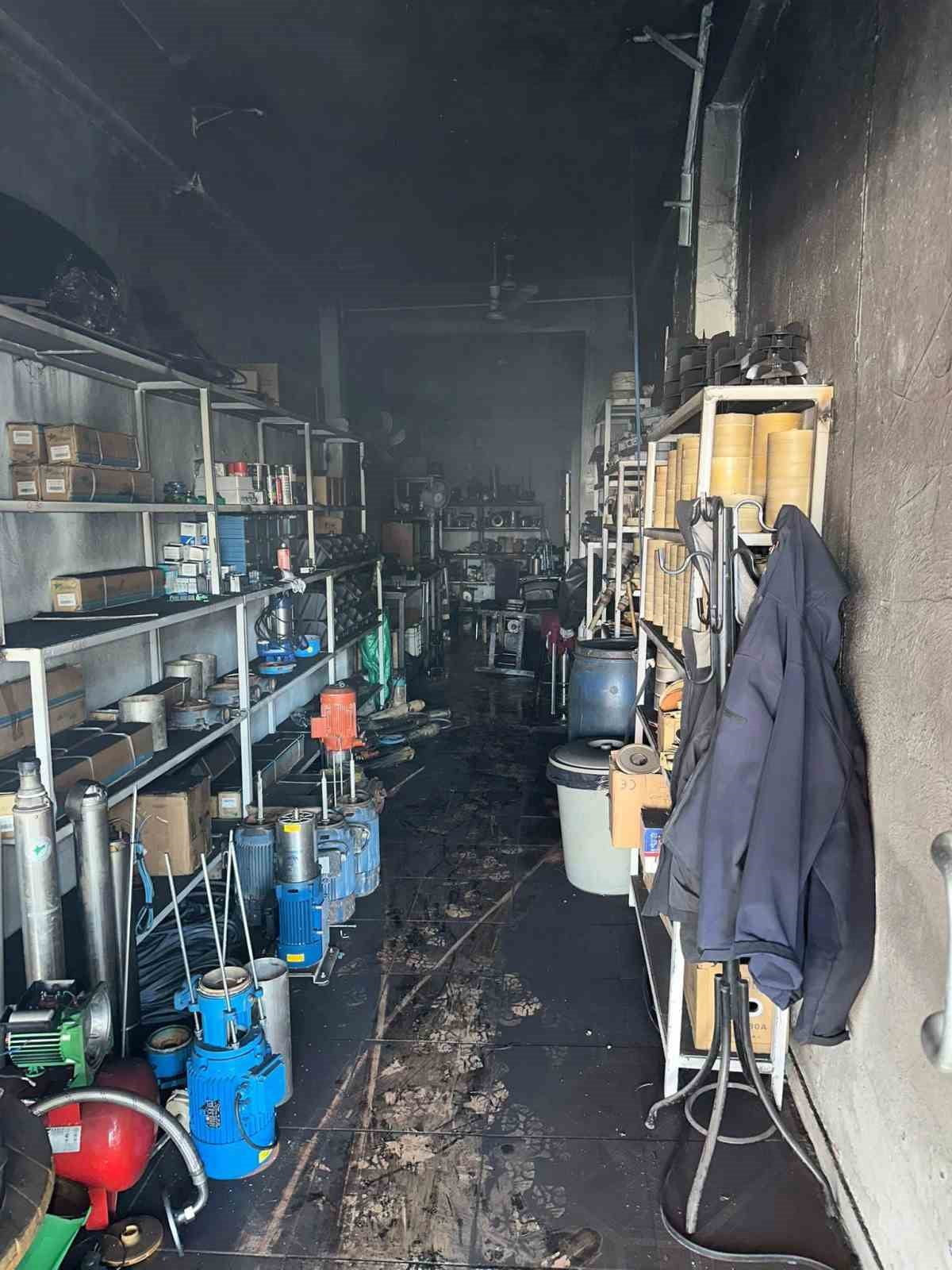 DİYARBAKIR'DA BİR İŞ YERİNDE ÇIKAN YANGIN EKİPLERİN MÜDAHALESİYLE SÖNDÜRÜLDÜ.