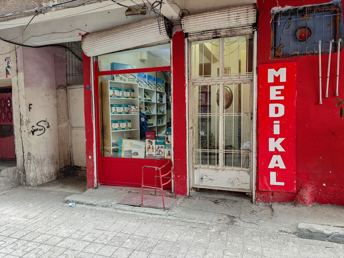 Diyarbakır'da bir iş yerine silahlı saldırı düzenleyen kişi, kaçarken açtığı ateş sonucu 2 kişiyi...