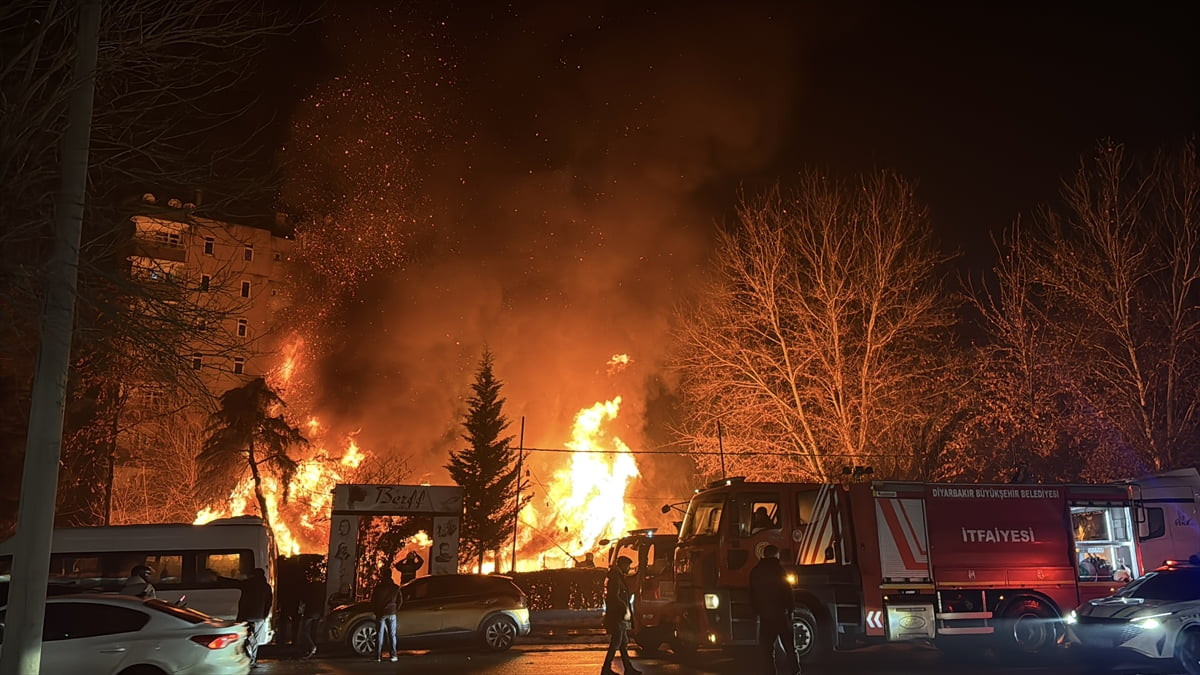 Diyarbakır'da bir kafede çıkan yangın, itfaiye ekiplerince söndürüldü.