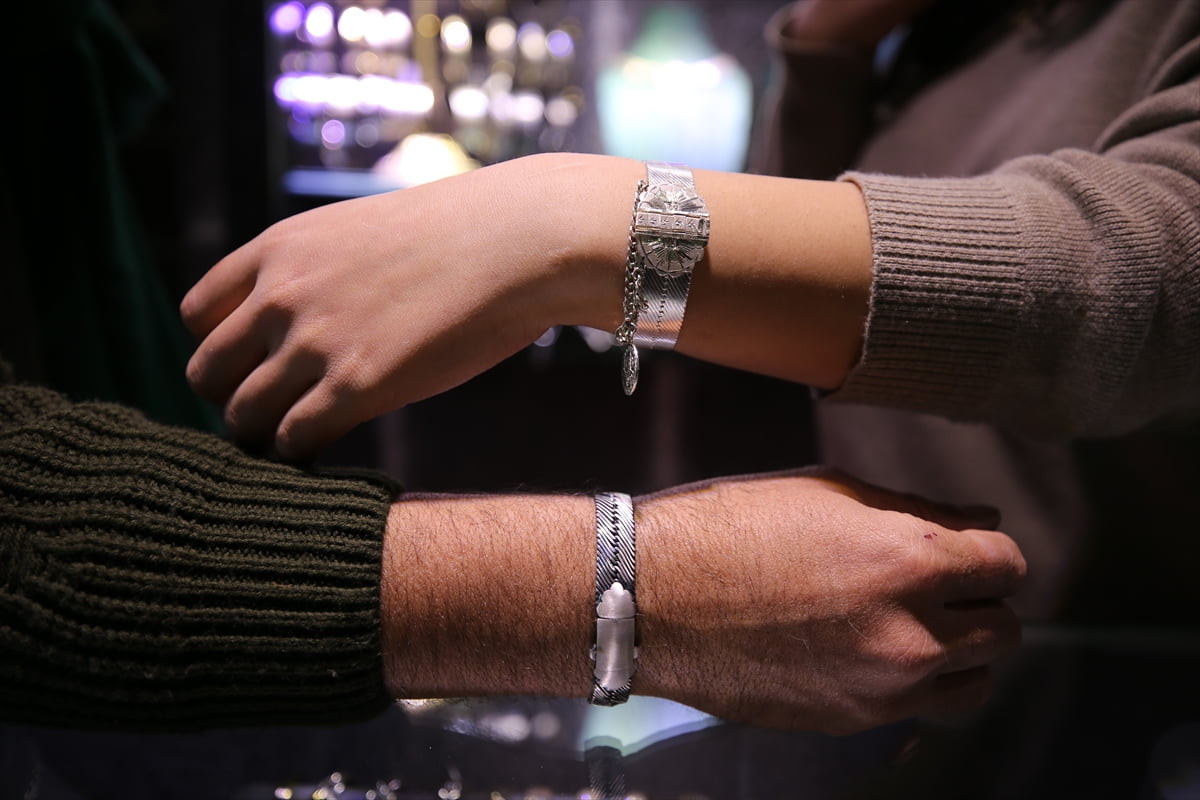 Diyarbakır'da bir takı tasarımcısı, kentin geleneksel el sanatları arasında bulunan kadınların...