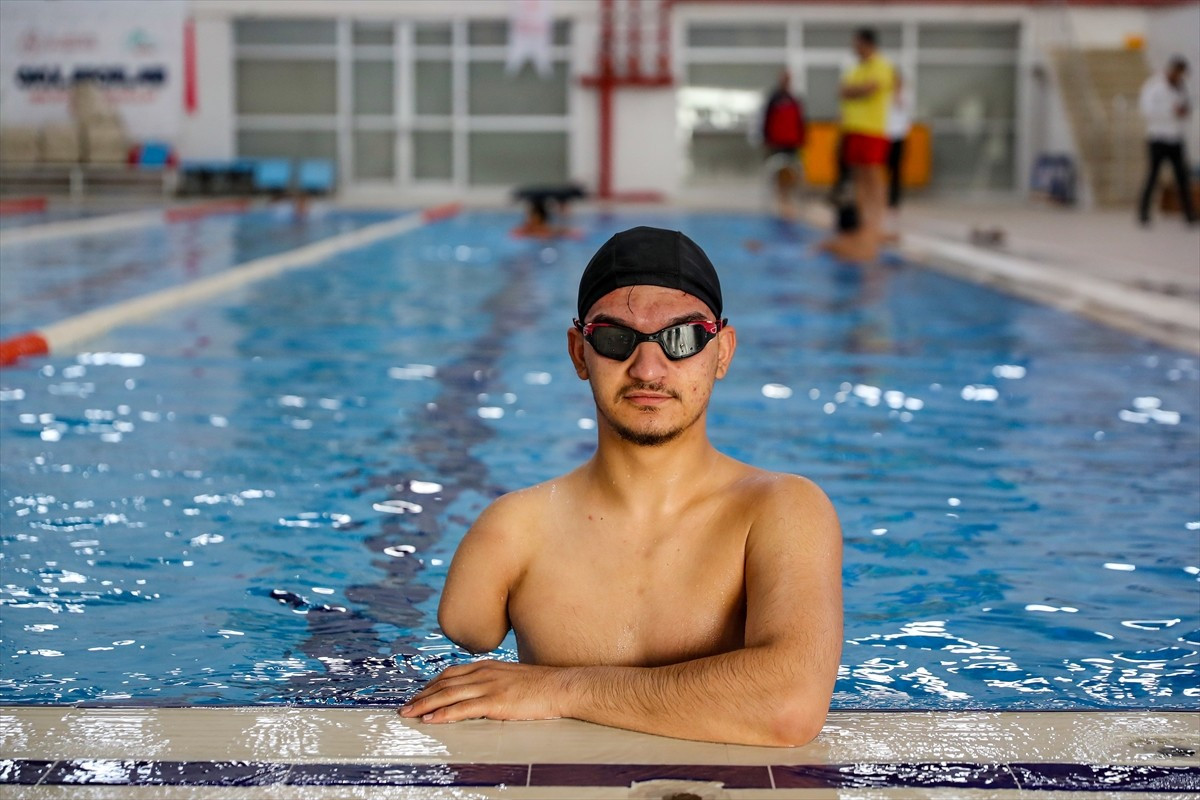 Diyarbakır'da çalıştığı sanayi sitesindeki iş yerinde meydana gelen patlamada sağ kolunu ve sol...