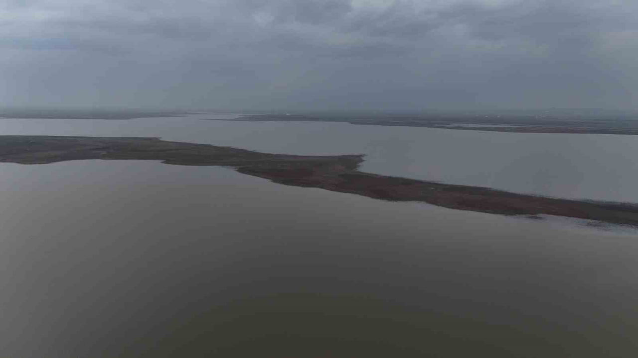 DİYARBAKIR'DA DEVEGEÇİDİ BARAJ GÖLÜ’NDE BİR AY ÖNCE ÇEKİLEN GÖRÜNTÜLERDE KARA PARÇALARI...