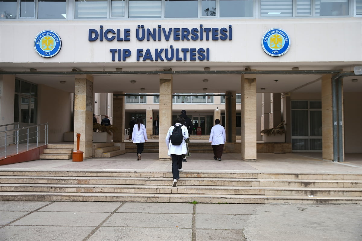 Diyarbakır'da Dicle Üniversitesi (DÜ) Tıp Fakültesi'nde geleceğin cerrahları, önce maket ardından...