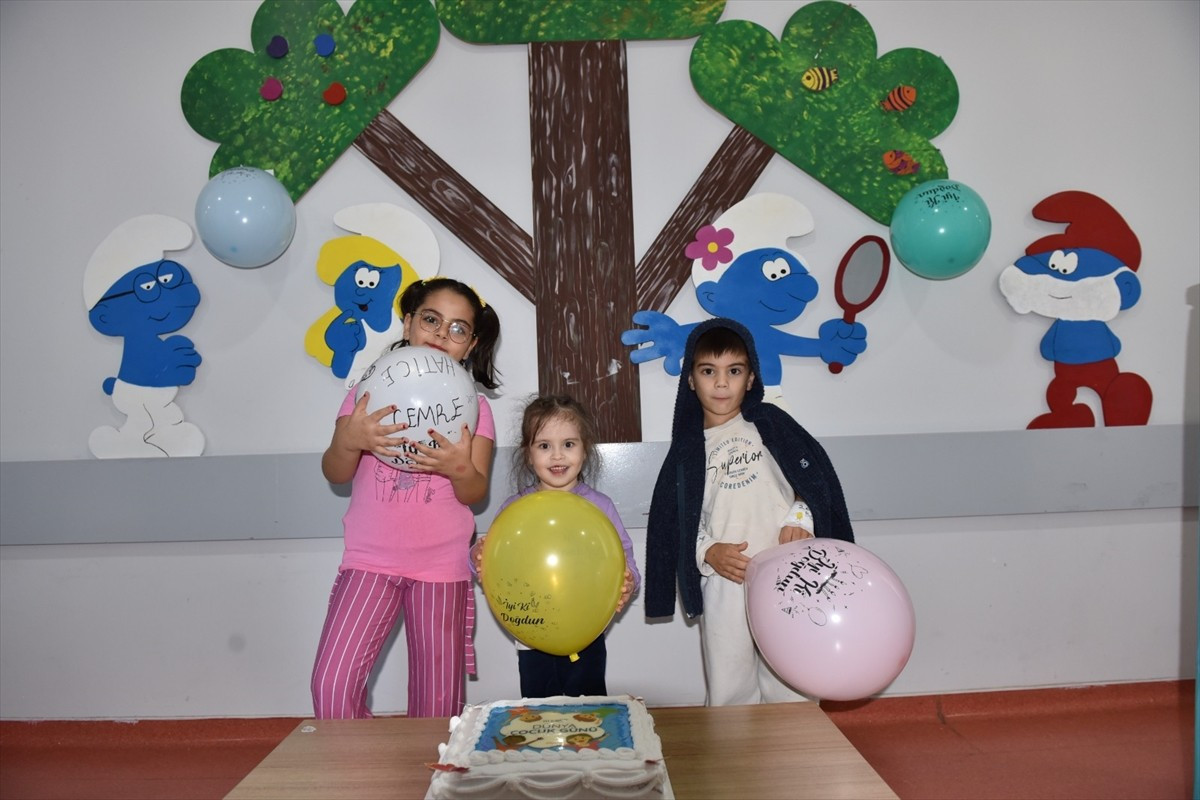 Diyarbakır'da Dicle Üniversitesi Hastanesi "Dünya Çocuk Hakları Günü" kapsamında, hastanede tedavi...