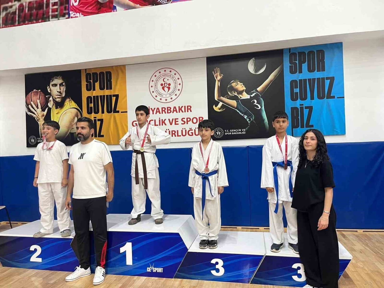 DİYARBAKIR'DA DÜZENLENEN KARATE ŞAMPİYONASINDA ÇERMİKLİ SPORCULAR MADALYALARLA DÖNDÜ.