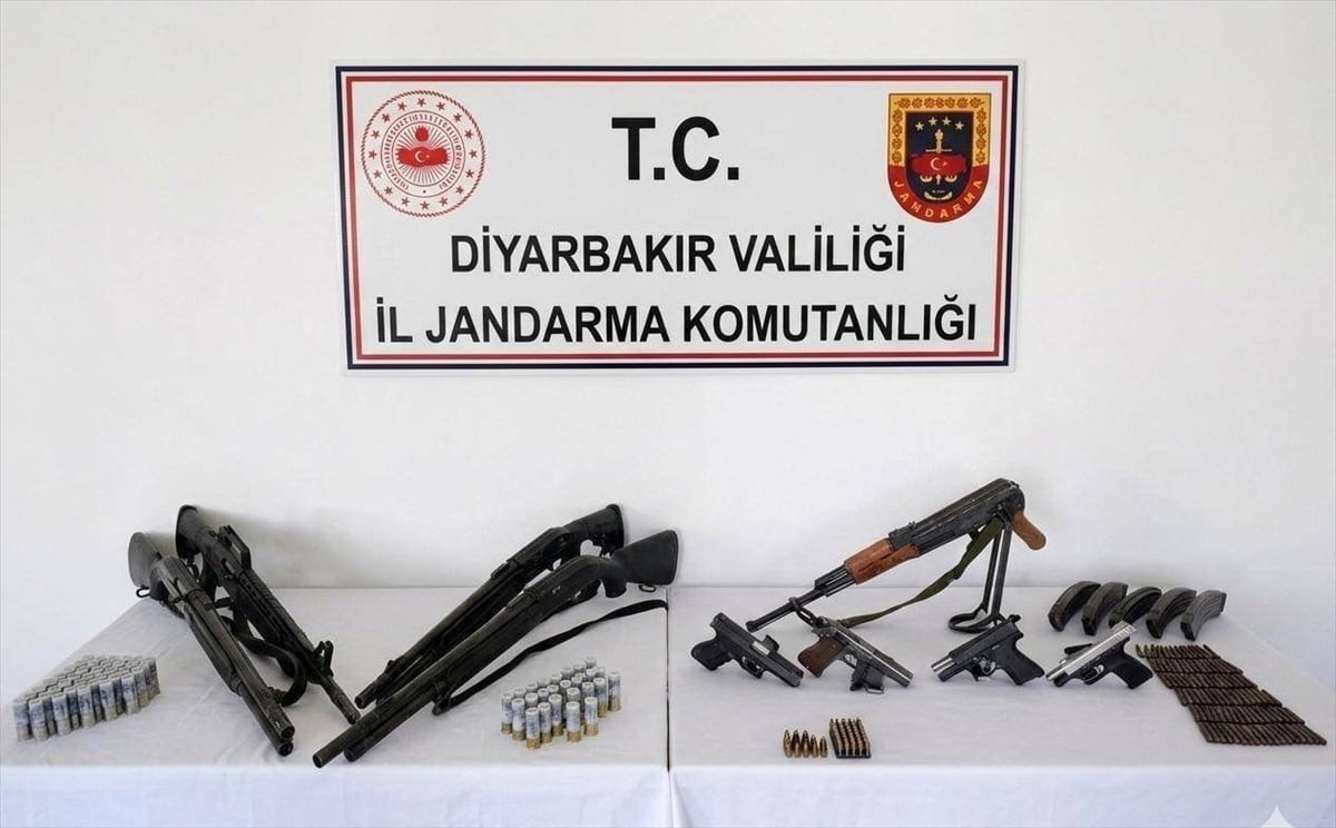 Diyarbakır'da düzenlenen operasyonlarda ruhsatsız silah ve mühimmat ele geçirildi. Operasyonlarda...