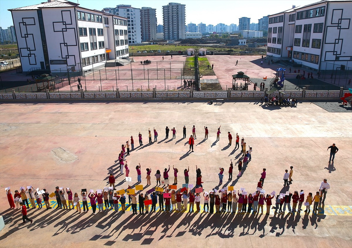 Diyarbakır'da Faik Ali İlkokulu'nda akran zorbalığının önüne geçilmesi için öğrencilere hem...