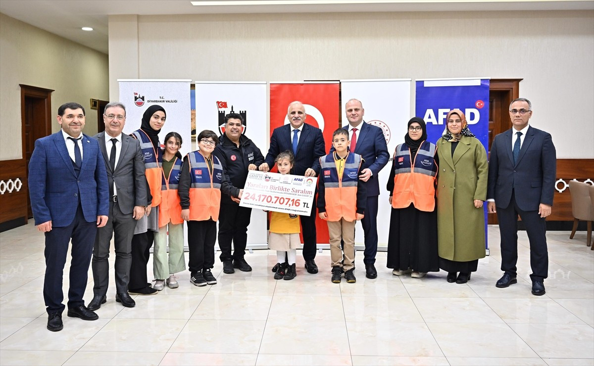 Diyarbakır'da Gazze'ye yardım kampanyası kapsamında toplanan 24 milyon 170 bin 707 liranın AFAD'a...