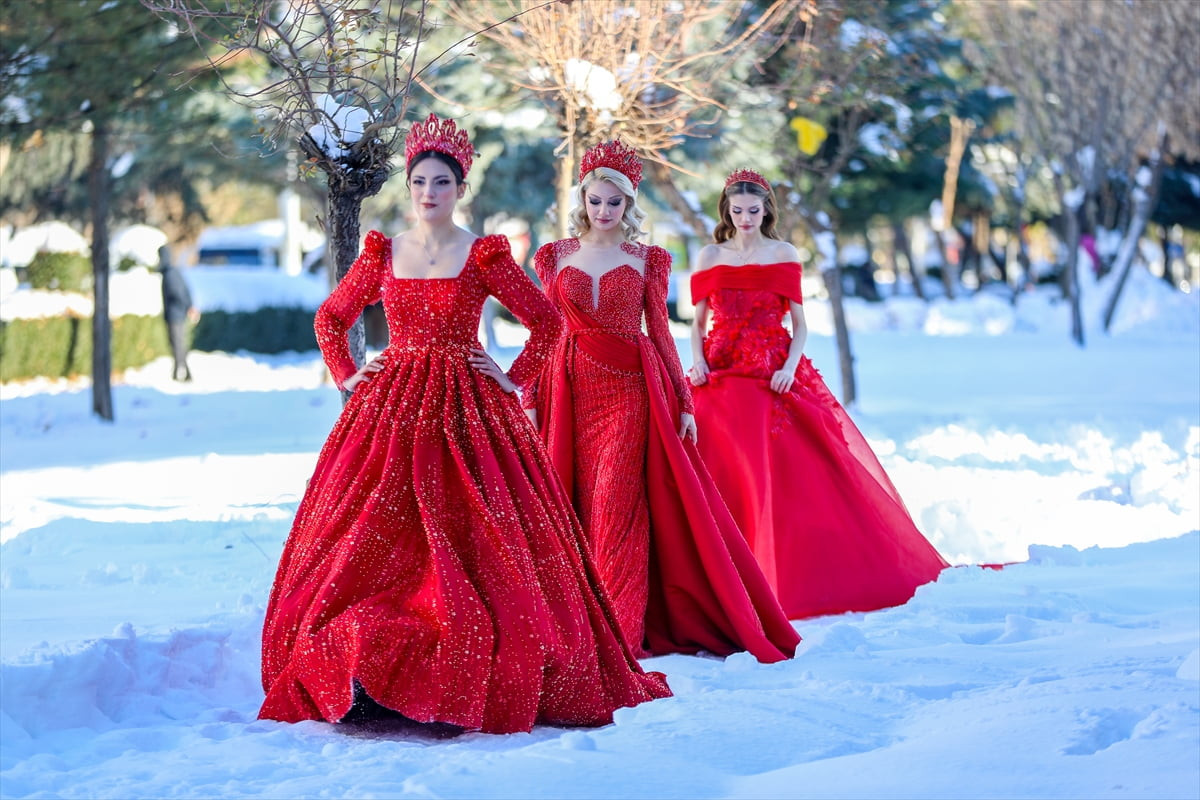 Diyarbakır'da gelinlik üretimi ve satışı yapan bir firma, yeni koleksiyonunu kar üstünde...