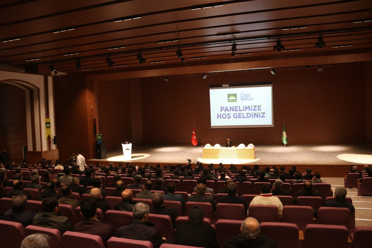 Diyarbakır'da, HÜDA PAR tarafından "Madde Bağımlılığı Paneli" gerçekleştirildi. Partinin Gençlik...