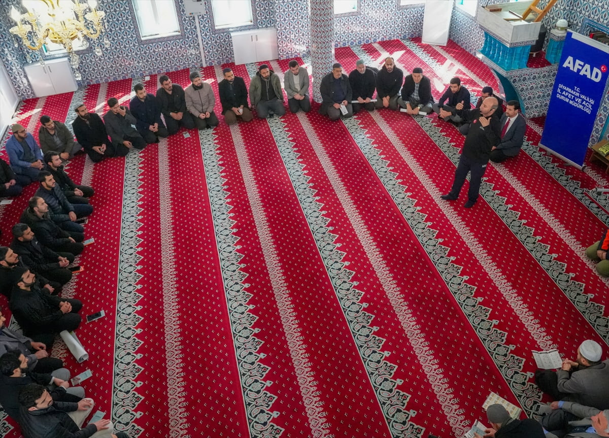 Diyarbakır'da İl Afet ve Acil Durum Müdürlüğü (AFAD) ekipleri, imamları camilerde olası afetlere...