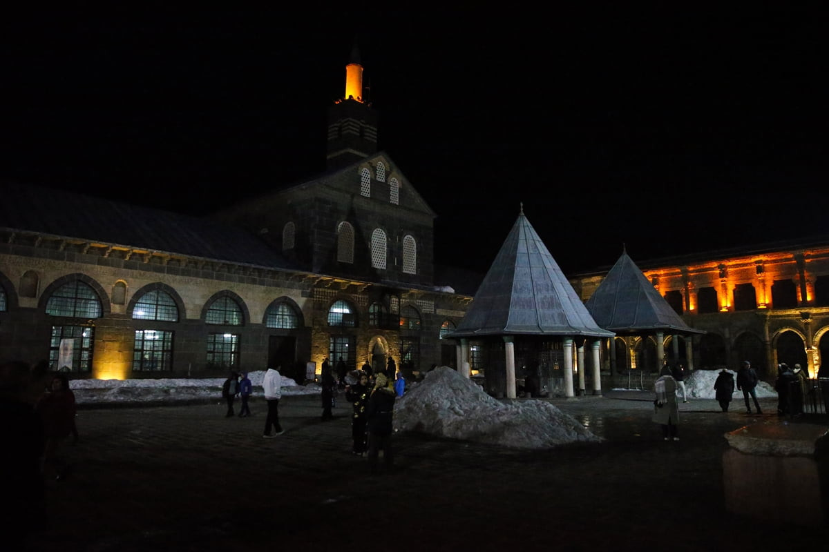 Diyarbakır'da İl Müftülüğünce "İslamın 5. Haremi Şerif"i olarak kabul edilen tarihi Ulu Cami'de...