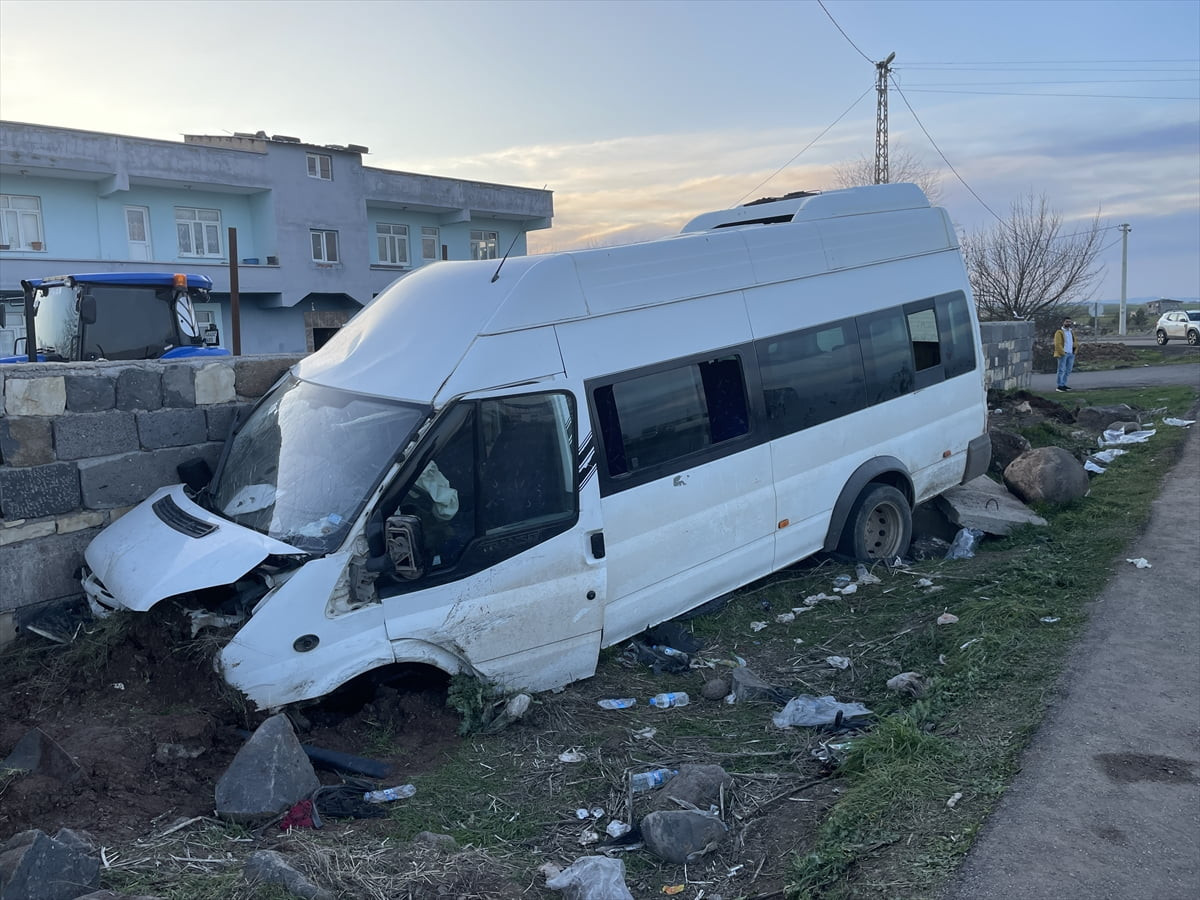 Diyarbakır'da işçileri taşıyan servis minibüsünün bahçe duvarına çarpması sonucu 10 kişi...