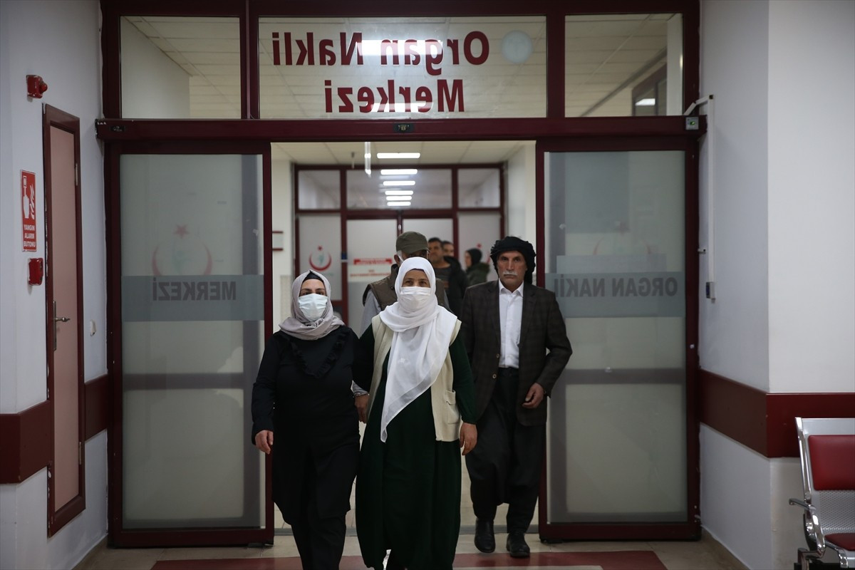 Diyarbakır'da, kan uyuşmazlığı nedeniyle aile bireylerinden böbrek nakli imkanı olmayan ve...