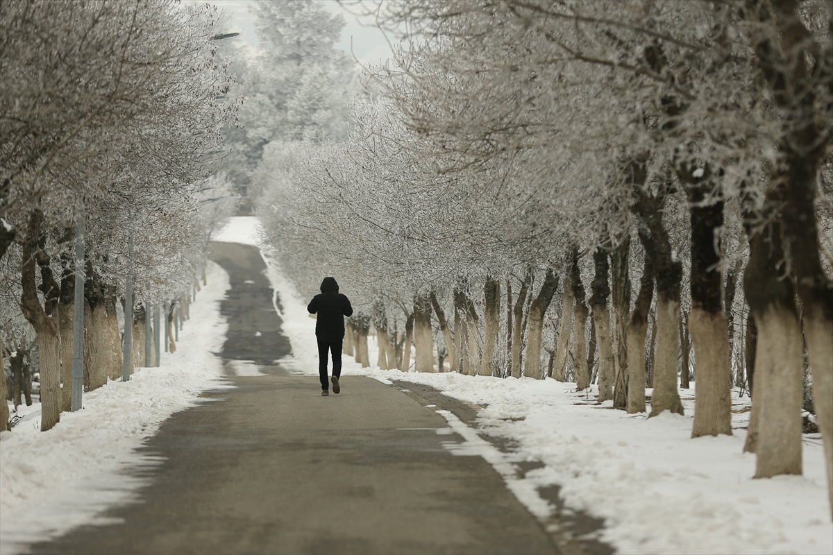Diyarbakır'da kar yağışının ardından soğuk hava etkili oldu. Soğuk hava nedeniyle buzlanma oluşan...