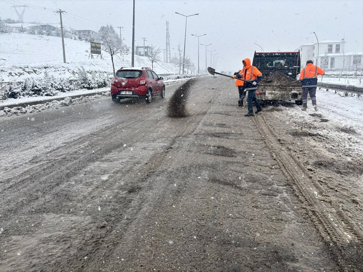 Diyarbakır'da kara yollarında kar küreme ile buzlanmaya karşı tuzlama çalışmaları devam...