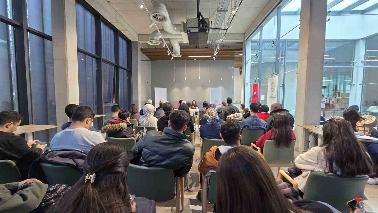 DİYARBAKIR'DA KAYAPINAR İLÇE HALK KÜTÜPHANESİ’NDE, BU YIL "İYİLEŞTİREN KÜTÜPHANE" TEMASIYLA...