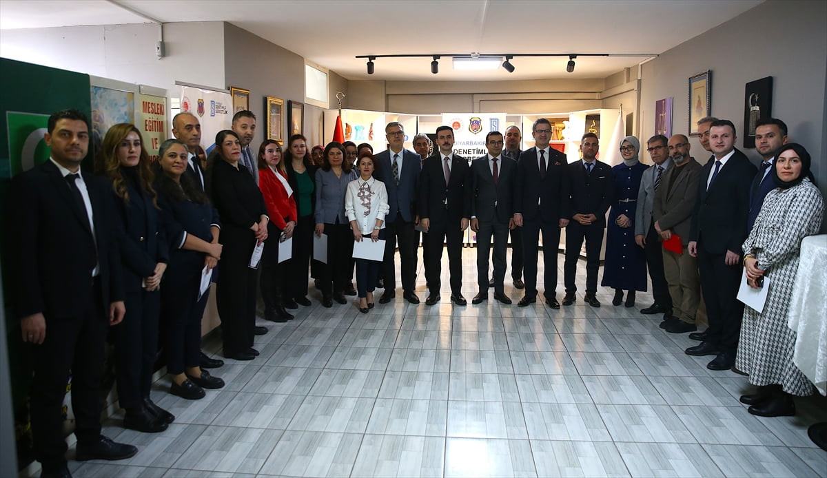 Diyarbakır'da madde bağımlılığından kurtulan 6'sı çocuk 11 yükümlüye başarı belgesi ve hediye...