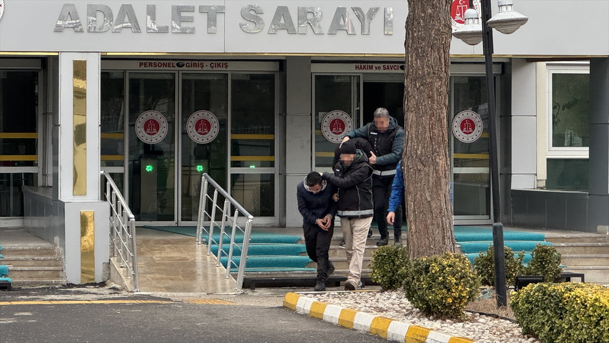 Diyarbakır'da midelerinde uyuşturucu bulunan İran uyruklu 2 zanlı tutuklandı.