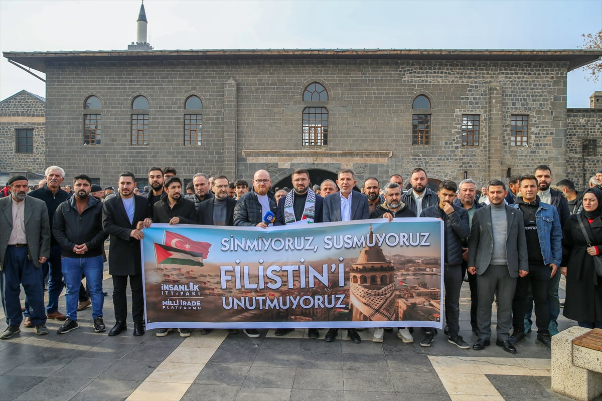 Diyarbakır'da Milli İrade Platformu öncülüğünde, Türkiye Gençlik Vakfı (TÜGVA) organizasyonuyla...