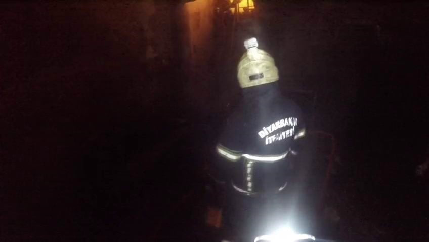 DİYARBAKIR'DA OTO TAMİRCİDEKİ YANGIN KASK KAMERASINA YANSIDI