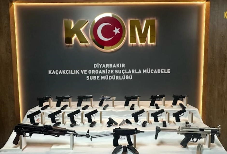 DİYARBAKIR'DA POLİS EKİPLERİNİN BİR OTOMOBİLDE YAPTIĞI ARAMADA, GİZLİ BÖLMELERDEN ÇOK SAYIDA SİLAH...