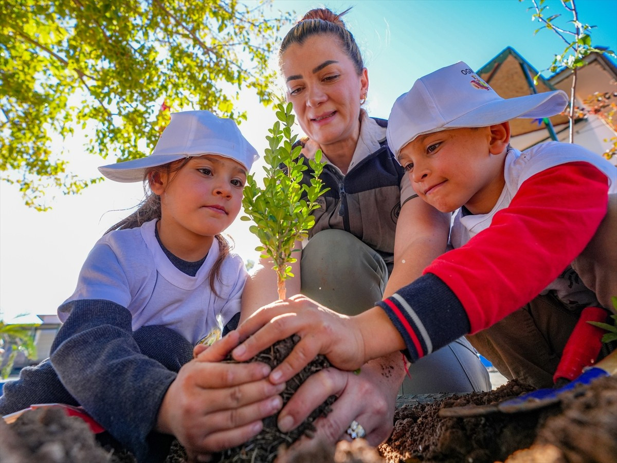 Diyarbakır'da "Geleceğe Nefes Projesi" ile kırsaldaki öğrencilere yeşil vatan sevgisi aşılanıyor....